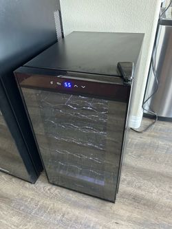 Ivation Freestanding Beverage Refrigerator / Mini Drink Fridge - Clean!