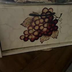 Accesorios De Cocina Con Diseño De Uvas. Kitchen Accessories With Grape Design