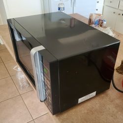 BELLA BLACK 0.9 CU FT 900-WATT COUNTER TOP MICROWAVE, STILL IN GOOD CONDITION. 