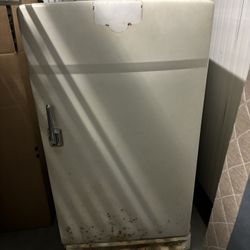  Vintage Refrigerator From The 1950’s