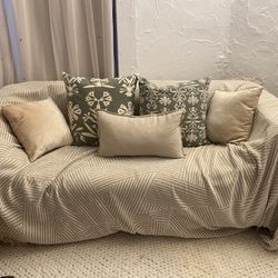 Loveseat with 3 Colored Covers and Pillows 