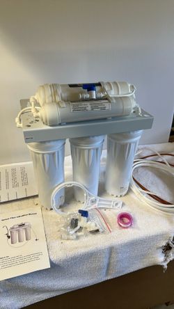 Complete under sink water filtration system, including faucet Complete under sink water filtration system, including faucet