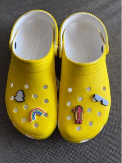 Crocs Classic Clog – Yellow/White with Jibbitz Charms – Men’s 11 / Women’s 13