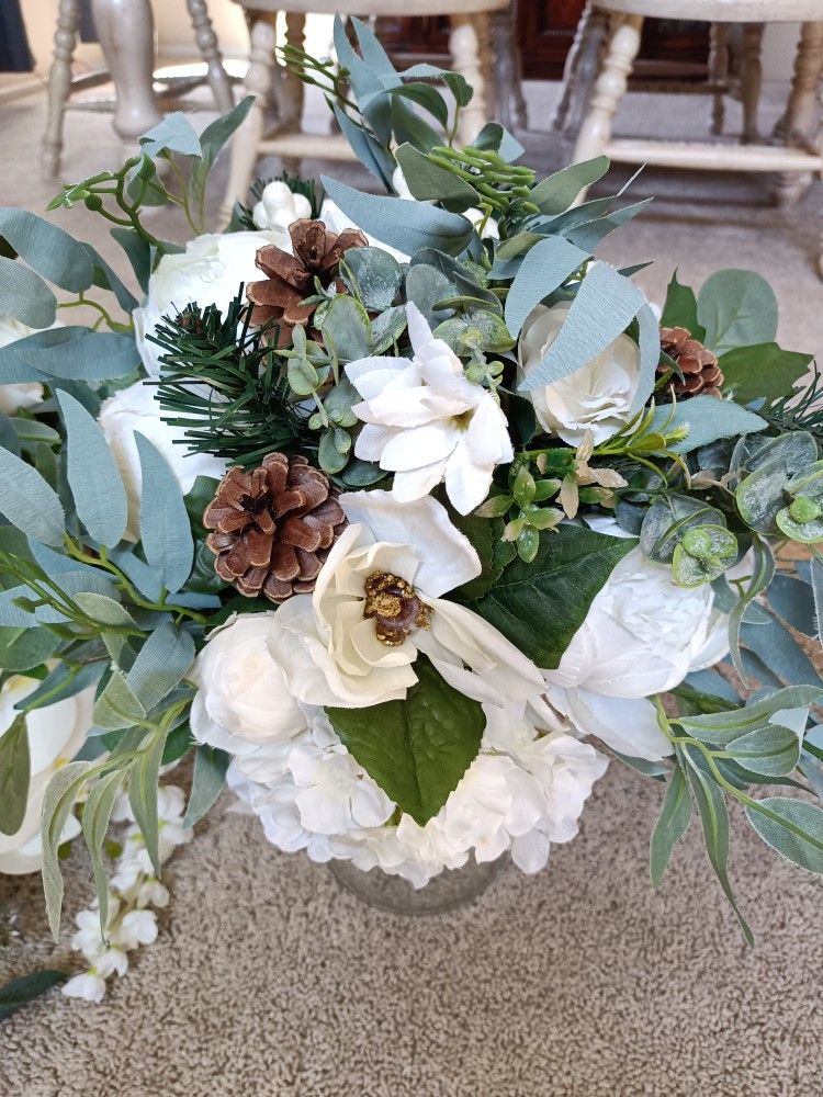 3 Ivory Bridal Bouquets of artificial flowers White
Condition is used twice
$70 for largest bouquet
$20 for 2 smaller bouquets
Measurement of each a