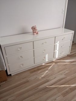 Dresser With 2 Nights Stands