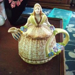 Royal CROWN TEAPOT WITH LADY ON LIP