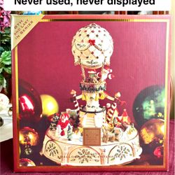 RARE 2004 Lenox Santa Balloon Ride Centerpiece Christmas decor. Musical and animated