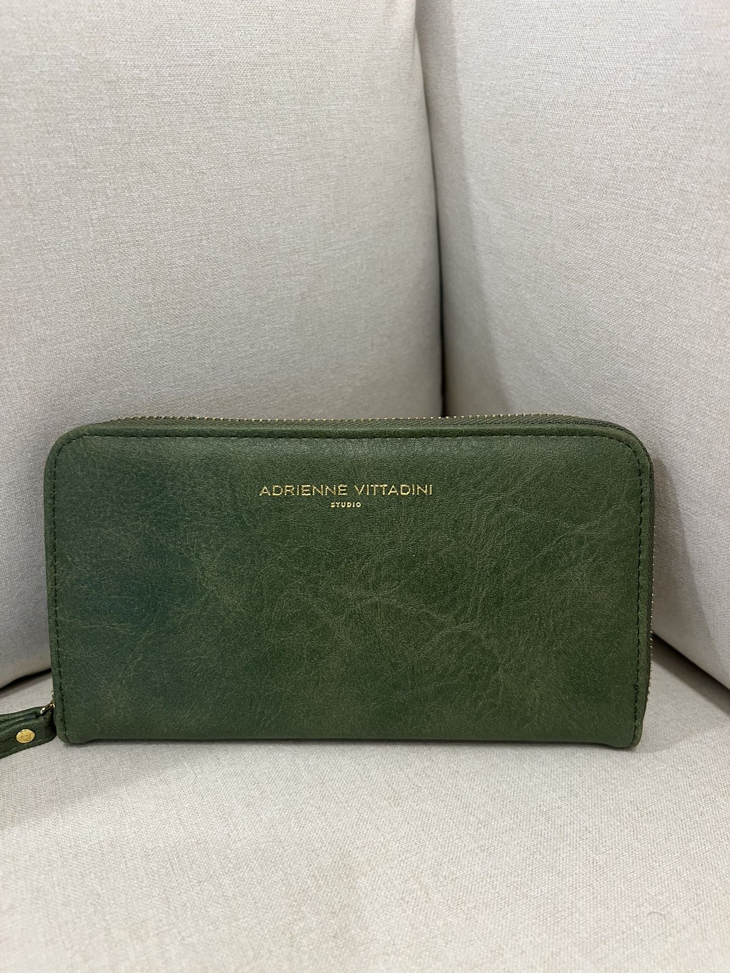Adrienne Vittadini USB Charging Wallet Wristlet Zip Around Green Excellent