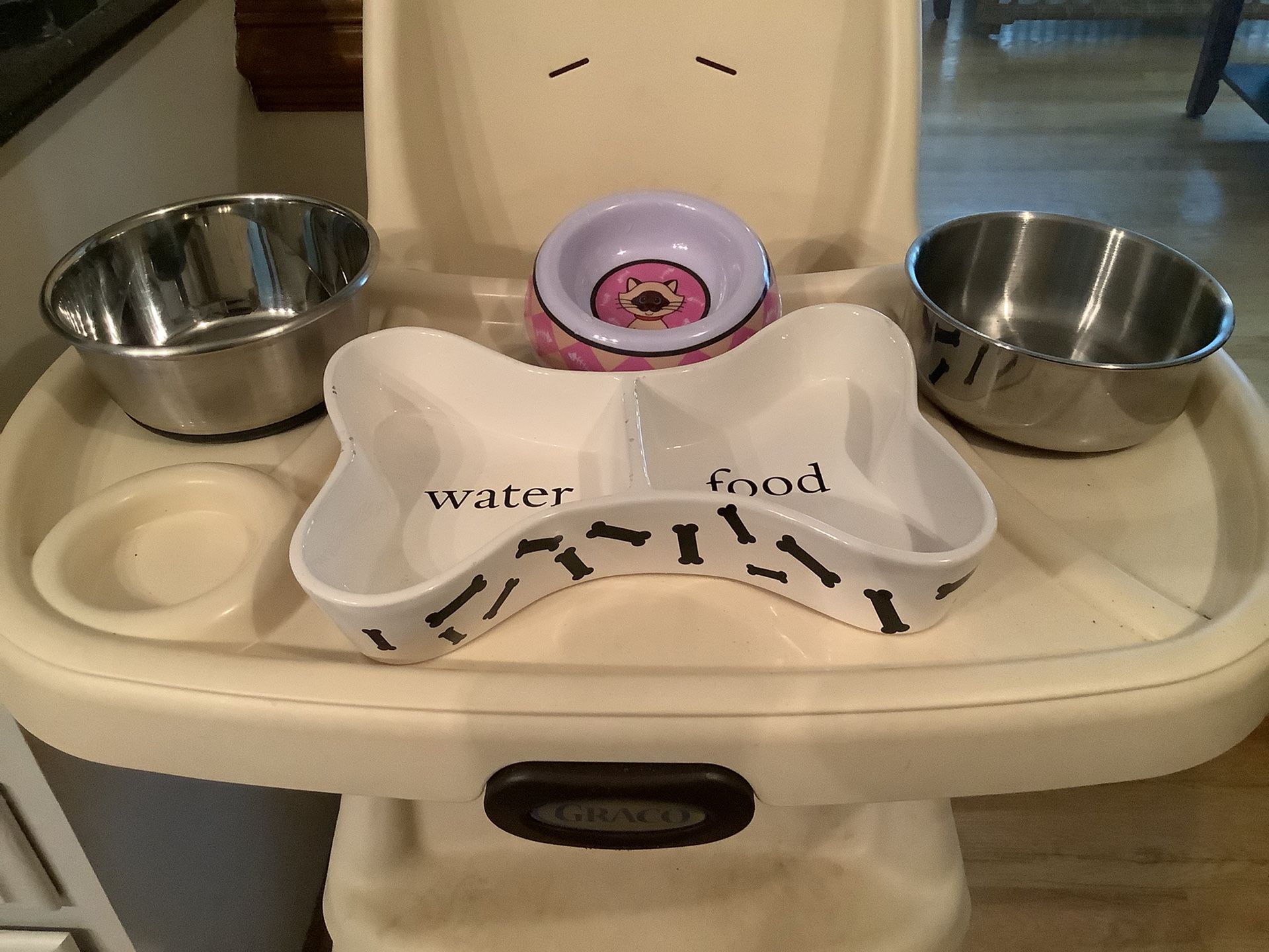 Lot Of 4 Pet Dishes And Bowls