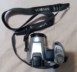 Minolta 10x optical zoom digital camera tested and works great portraits 

Has a large working rubber viewfinder like you see with a lot DSLR cameras