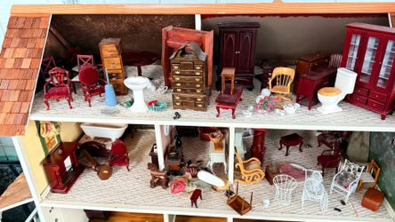 Vintage House With Furniture Included