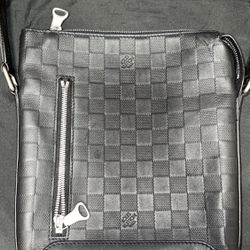 Louis Vuitton Discovery Messenger Bag