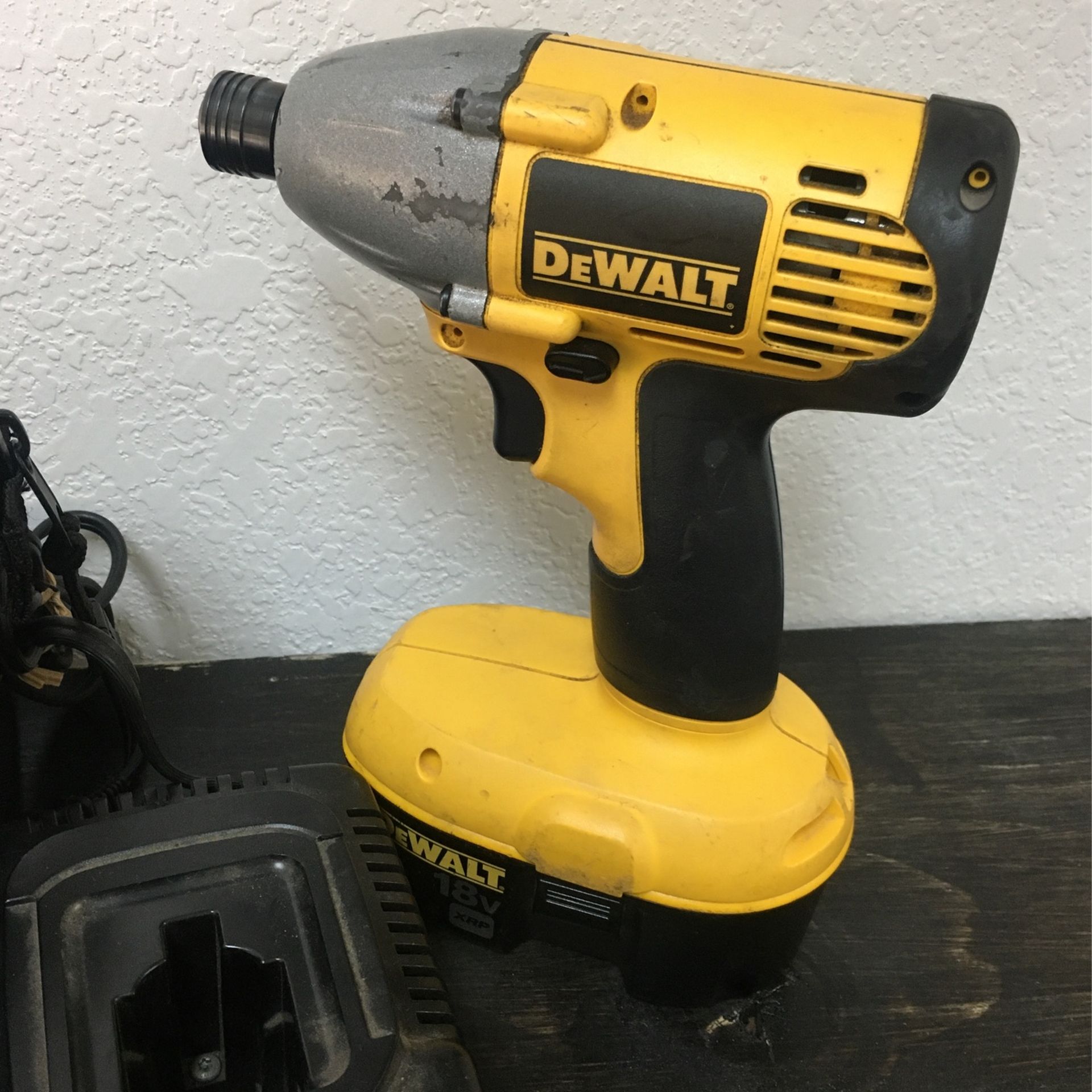 DEWALT Impact Wrench And Driver 18v Cordless With Charger Industrial Tool Set With Bag BCP008847