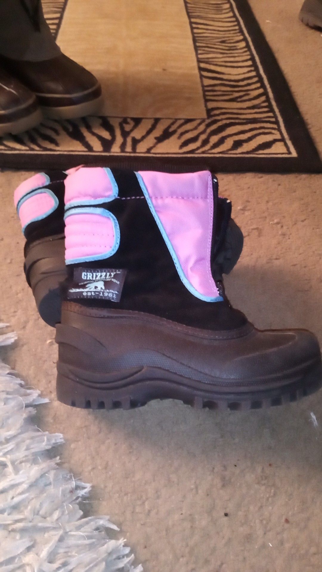 Girls size 13 snow boots made by grizzly in like brand new condition