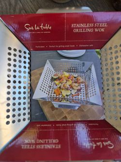 Sur la table stainless steel grilling wok