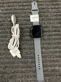 Apple Watch SE 3 (2988) with charger