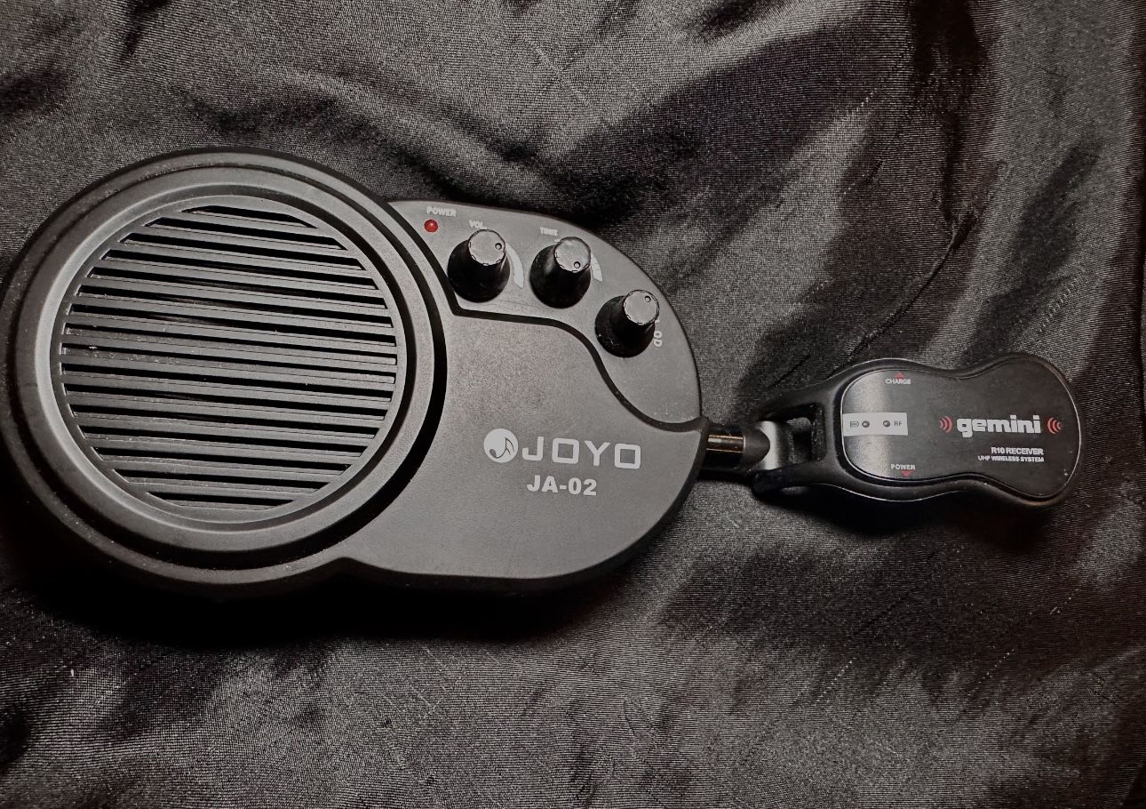 Portable Amplifier for Guitars Or Mic