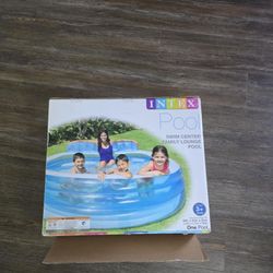 Swing Center Family Lounge Pool 