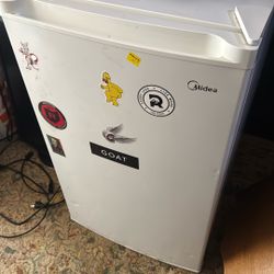 Midea Mini Refrigerator 