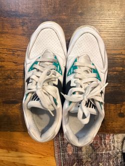 Vintage-Style Nike Sneakers White Black Teal – Retro Athletic Shoes