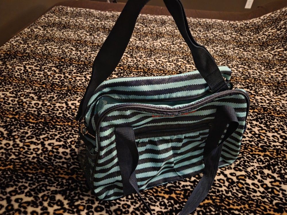 Excellent condition Thirty-one bag
All in Tote weekender/Gym/diaper bag