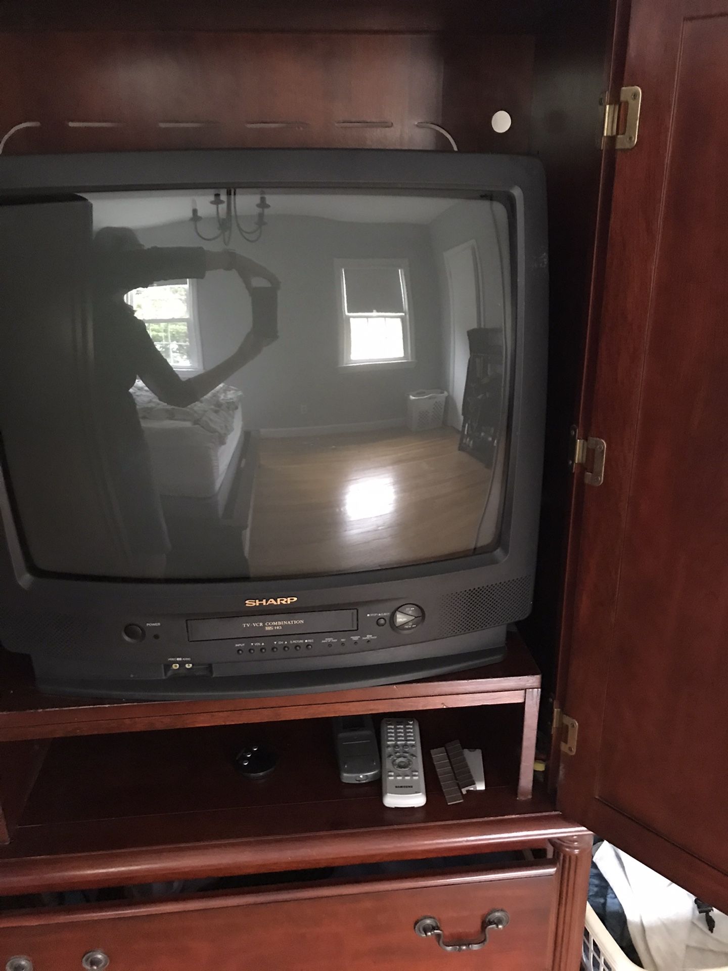 TV 19” with VHS Slot