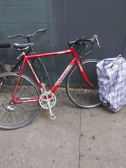 R600 cannondale bike in great condition make me a offer