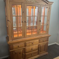 MOVING!! Must Sell! Dining Room Table W/6 Chairs And Hutch/Glass Display Cabinet. High Quality BROYHILL!