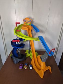 Fisher Price Little People Wheelies Hot Wheels Spiral Stunt Speedway Racetrack