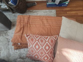 Full/queen Comforter And Pillows