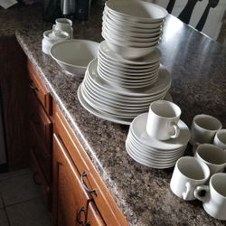 8 piece dish set Creamer. sugar . large bowl