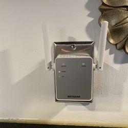 NETGEAR  AC750 WiFi Range Extender & Signal Booster Wall-Plug 750Mbps EX3700