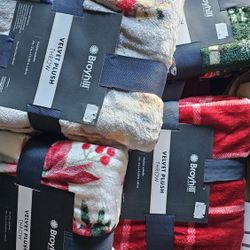 Broyhill Christmas Velvet Blankets  PRICE ✂️ 