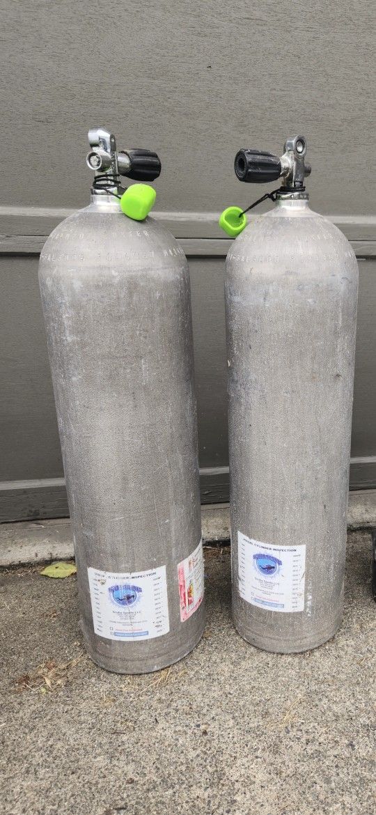 2 Great Scuba diving tanks