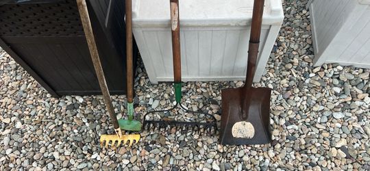 Garden tool set/shovel and rakes