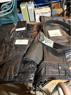 Women’s vest, leather gloves