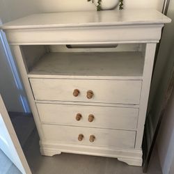 Distressed White 3-drawer Dresser