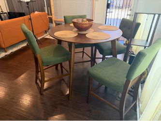 round dining table
