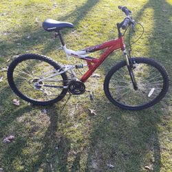MAGNA EXCITOR MOUNTAIN BIKE, 21 SPEED, 26 INCH. (NEEDS NOTHING) ASKING $250