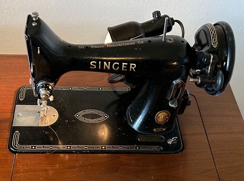 Vintage Singer 99k Sewing Machine/Table Combo