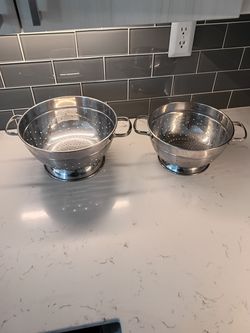 Stainless steel footed colander