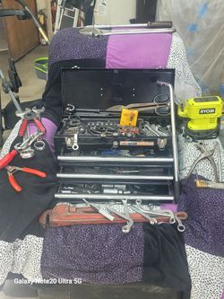Lockable toolbox with keys plus bundle of tools