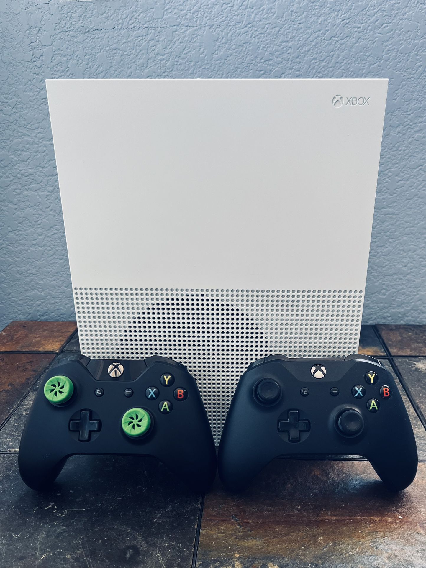 XBOX ONE S With 2 CONTROLLERS