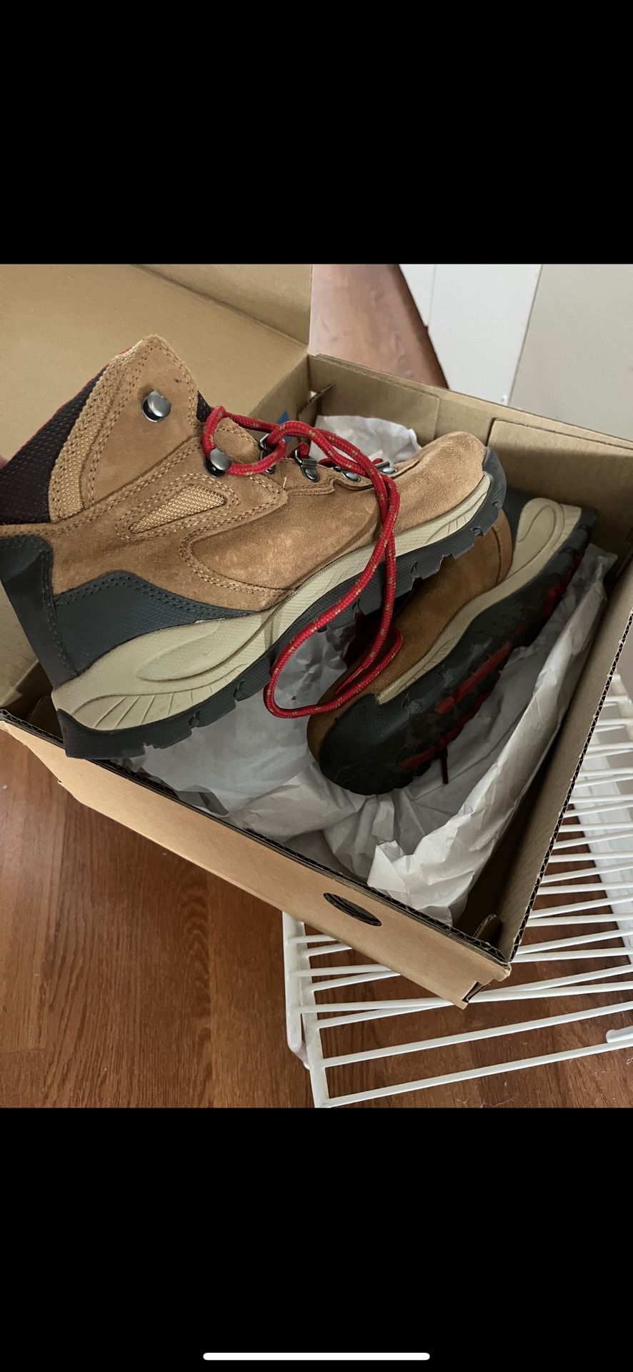 Columbia Women’s Newton Ridge Plus Waterproof Amped Hiking Boots. Size 8.5