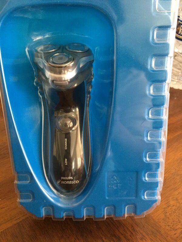 Men Philips norelco electric shaver 7110X