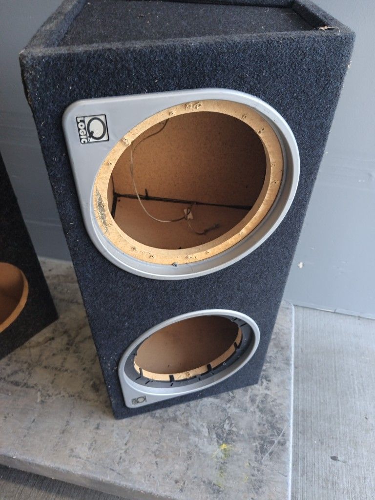 Q Logic Dual 10-in Very Nice Quality Subwoofer Enclosure Box. Carpeted With Plastic Molding. Solid Box