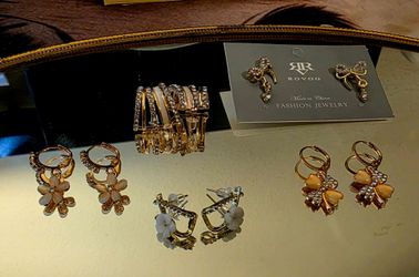 5 pairs of earrings
