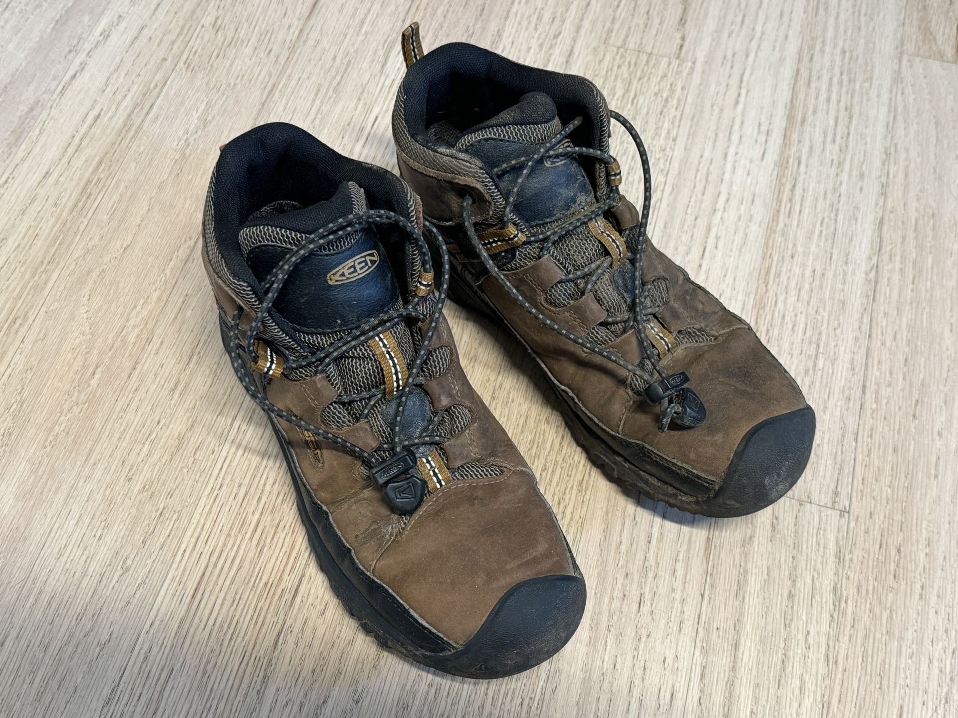 Kids size 4 Keen waterproof hiking boots