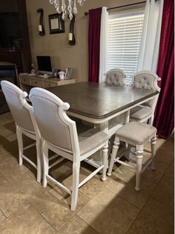 Dining table and 4 chairs!