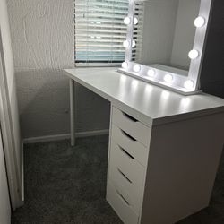 Vanity With Adjustable Lighting 